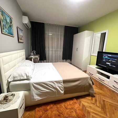 Apartamento Downtown Retreat "Spiranca" Tirana Exterior foto