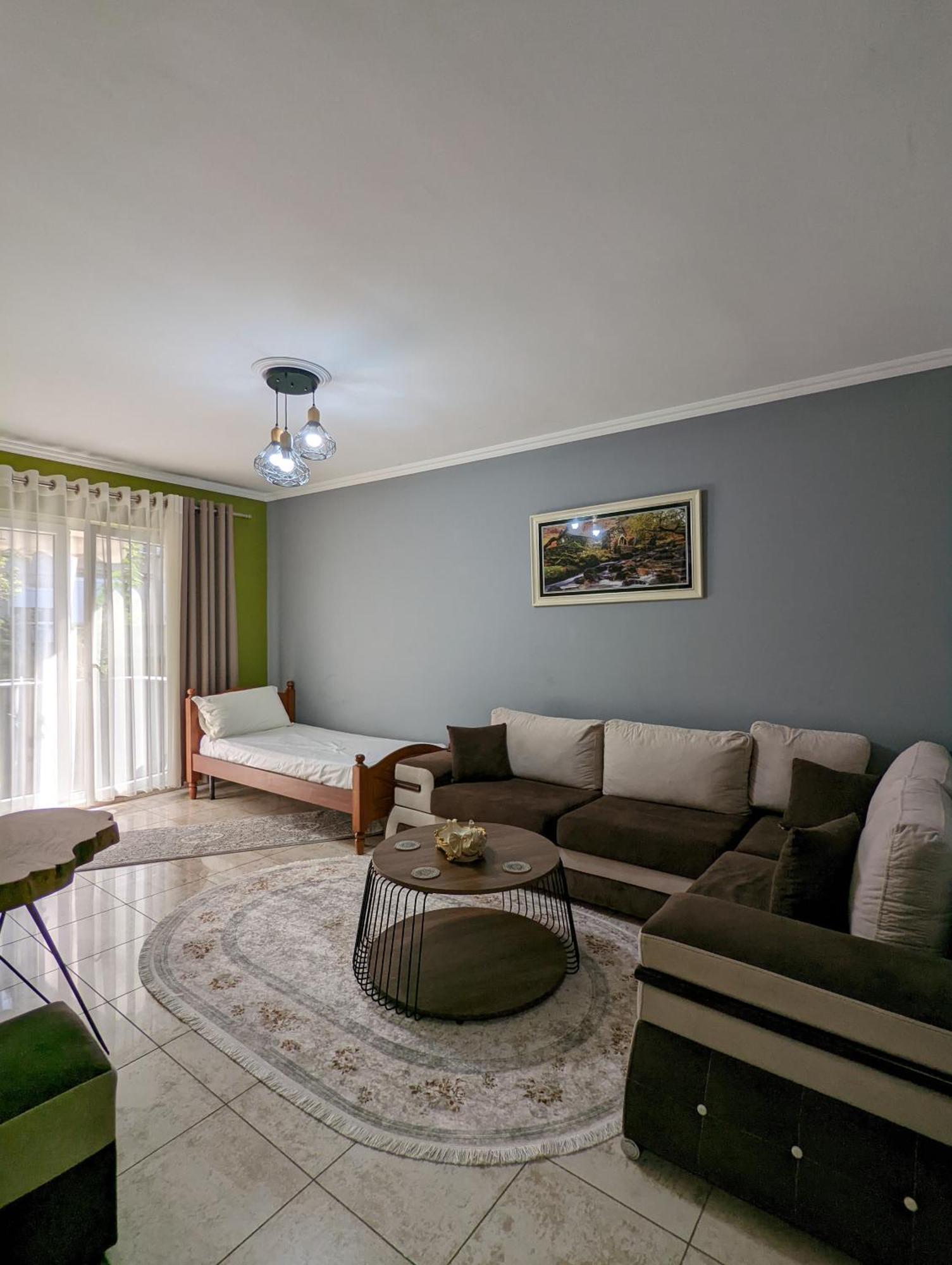 Apartamento Downtown Retreat "Spiranca" Tirana Exterior foto